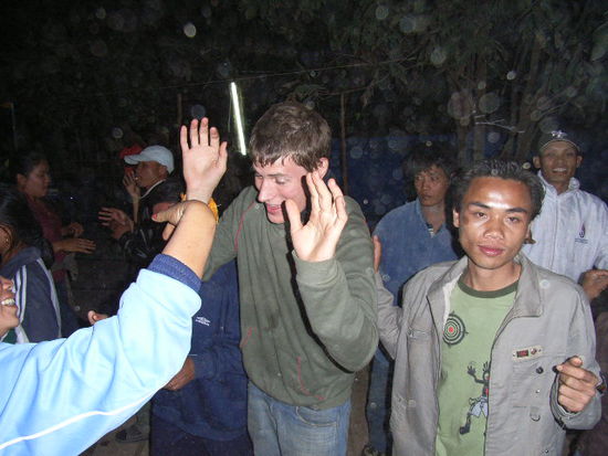 am nachmittag goennten wir (der hollaender robbert und ich) uns mit dem besuch einer hoehle eine auszeit, um all die impressionen etwas setzen zu lassen. nachher ging es dann ans fest zu ehren des verstorbenen. die stimmung war ziemlich ausgelassen und einige menschen waren ziemlich stark angetrunken, so dass wir einen weiteren, diesmal anderen eindruck vom leben der menschen in diesem land bekamen.