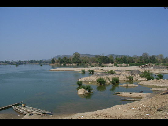 blick von der entspannten don khong island. mit einem boot fuhr ich an einem tag auch nach don det und don khon. don khon beherbergt einen beeindruckenden wasserfall.