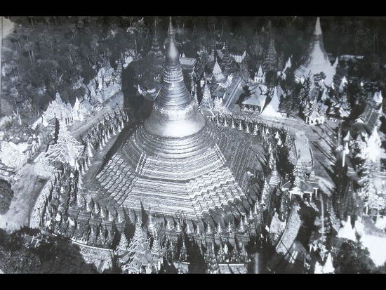 shwedagon pagoda mit acht eingaengen.