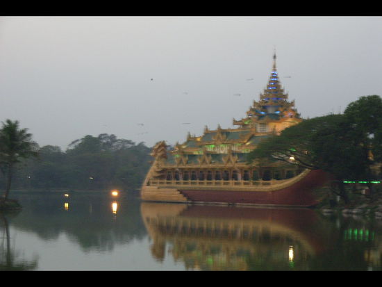 gegensaetze!!!! karaweik palace in yangon.