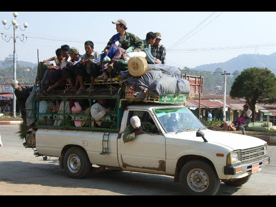 so pflegen die meisten menschen in myanmar unterwegs zu sein. ich war auch einmal in einem annaehernd gefuellten pickup. unglaublich!