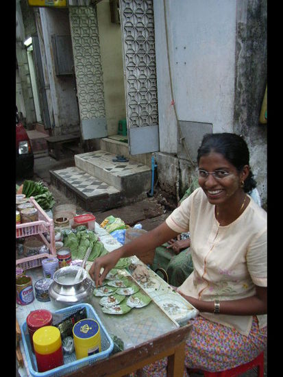in den gassen von mandalay. eine indische "bittle"-verkaeurin. bittle ist ein produkt aus der bittlenuss, dem bittleblatt und einer milchaehnlichen fluessigkeit. der konsum in myanmar ist ziemlich verbreitet und gibt rote zaehne. probiert habe ich nicht, da es recht stark sein soll.