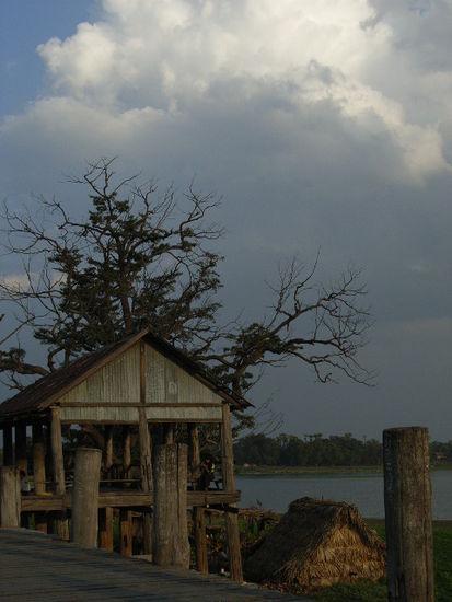 (4) amarapura - alte koenigsstadt, bei der u-bein bruecke, der laengsten teakwoodbruecke der welt.