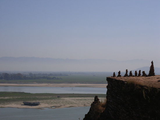 blick vom unvollendeten tempel in mingun auf den ayarwaddy-river.