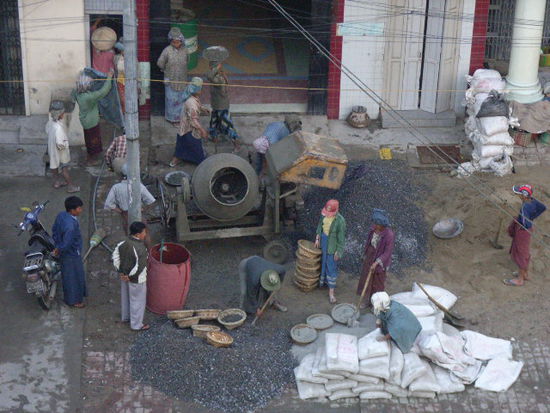 baustellensituation in den strassen von mandalay.