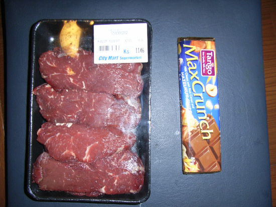 80g importierte schokolade und knapp 400 gramm sehr gutes rindfleisch. gemeinsamkeit: gleicher preis!!!! 1146 kyat fuer das fleisch, 1140 kyat fuer den schokoladenriegel, was knapp einem schweizer franken entspricht.