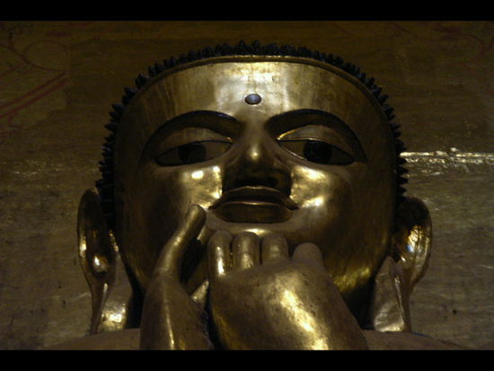 eine riesige buddhastatue welche je nach betrachtungsdistanz einen andere mimik offenbart.