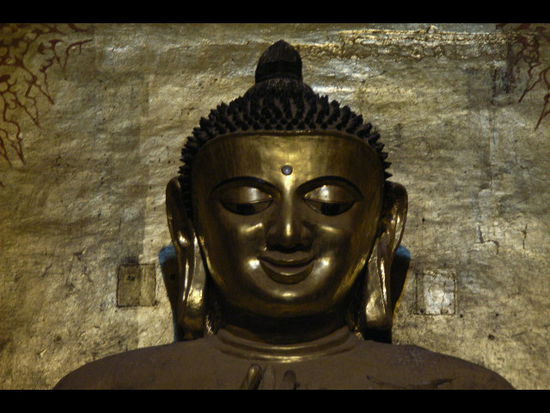 die selbe buddhastatue aus groesserer distanz. faszinierend und unglaublich wie die menschen vor langer langer zeit dieses kunstwerk errichten konnten.