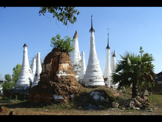 indein und einige seiner hunderten von stupas.