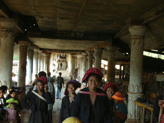 souvenirhaendler und frauen der shan-ethnie.