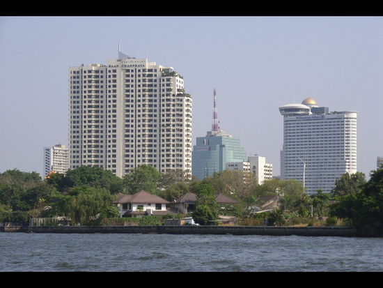 die metropole bangkok, die sich vom fluss von einer voellig anderen seite zeigt. auch reger schiffsverkehr, doch nie in den dimensionen wie auf den strassen.