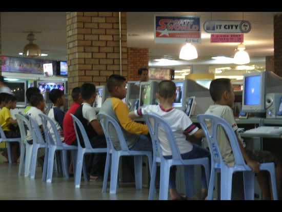 populaere freizeitbeschaeftigung der ganz jungen generation in thailand.