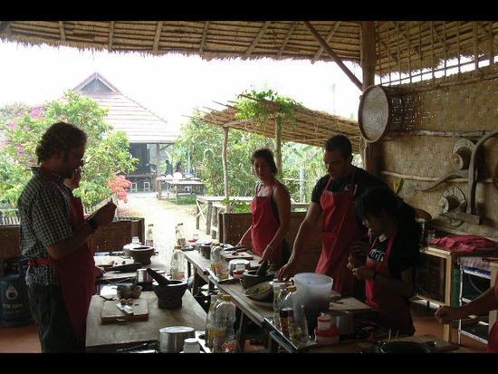 die raeumlichkeiten der thai organic farm cooking school etwas ausserhalb von chiang mai. der kochkurs ist zu empfehlen.