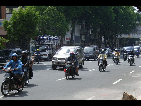 alltag in den strassen von surabaya. fuessgaengerstreifen gibt es etwas so haeufig wie sechs richtige und den joker im lotto.