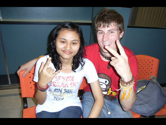 mia eine studentin die nach zwei jahren malaysia nach indonesien zurueckkehrt und wie ich am flughafen zu warten hatte.