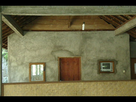 ein traditionelles balinesisches haus und der elegant versteckte fernseher im rechten fensterrahmen.