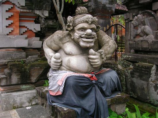 in bali ist es ein weitverbreiteter brauch dass mehrere familien zusammen einen hinduistischen familientempel haben.