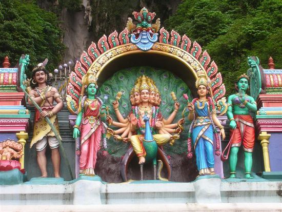 die farbenvielfalt der hinduistischen tempel ist einmalig, so auch in kuala lumpur.