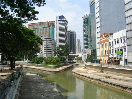 kolonialarchitektur aus der nachkriegszeit neben riesigen wolkenkratzern.