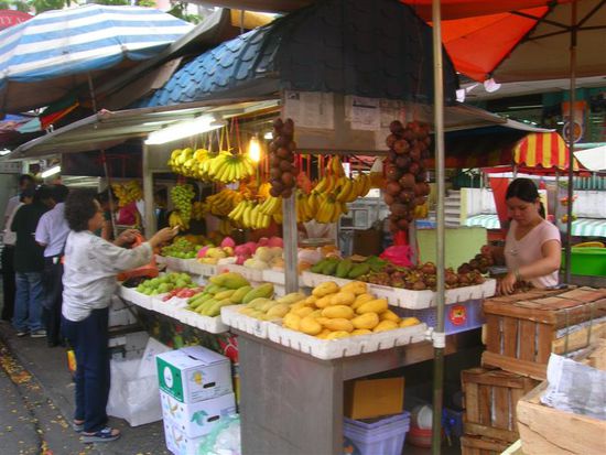eine traumnafte auswahl von fruechten auf dem markt.