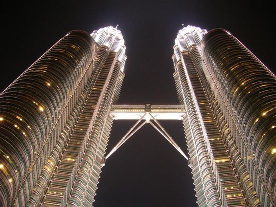 die petronas twintower und in der mitte die skybridge. eine architektonische meisterleistung.