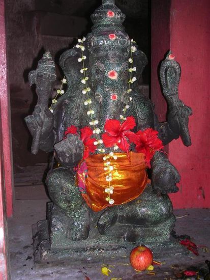 der goetterelefant ganesh (meine ich zumindest.). deshalb: alle angaben sind ohne gewaehr.