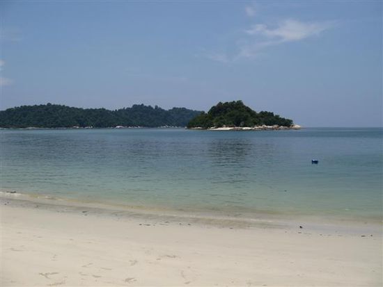 blick vom wohl schoensten strand in pulau pangkor.