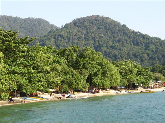 die vielen baeume boten schatten und "abkuehlung. das wasser war zu warm, um es fuer eine abkuehlung zu nutzen.