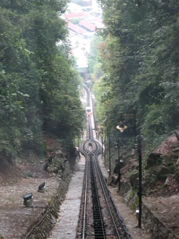 die seilbahn auf den penang hill. entlang der geleise tummeln sich hunderte von affen und warten auf touristenhaeaeppchen.