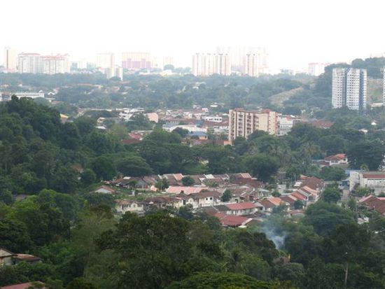 blick vom penang hill auf das erwaehnte sammelsurium von tradition und moderne.