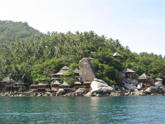 auf koh tao gibt es viele felsen, so dass einige "teurere" bungalows zwischen felsen eingebettet sind.