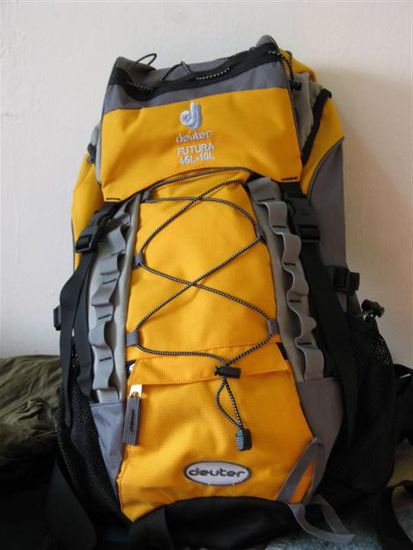 ich getraue mich gar nicht euch mein komplettes reisegepaeck zu zeigen. nur soviel, ich musste noch einen zweiten kleineren rucksack kaufen.