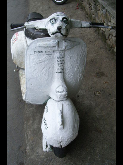 wenn ich koennte, dann haette ich diese "etwas andere" vespa gerade mitgenommen. doch dann haette auch ein dritter rucksack nicht gereicht.
