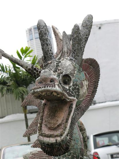 ein drachen in einem chinesischen tempel in georgetown, malaysia.