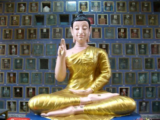 eine buddhastatue. ebenso in georgetown. die stellung der haende besagt, dass der buddha etwas wichtiges zu sagen hat.
