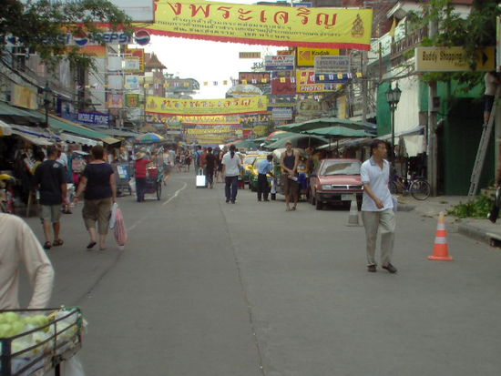 das traveller mekka in bangkok - the kaosan road. zu vergleichen mit st.pauli, einfach hoch drei. hier gibt es ab dem frueheren abend fast alles. gefaelschte ausweise, tattos, intimpiercings neben dem alltaeglichen.