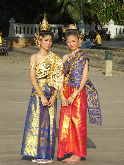 juhuiiiiii, es hat doch noch geklappt mit den bildern. geduld ist die mutter der porzellankiste. zum bild: traditionelle kleidung am geburtstag des koenig in bangkok