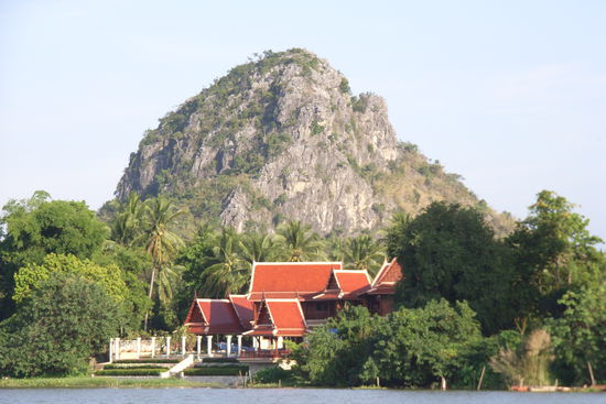 river kwai und einer von unzaehligen tempelanlagen...