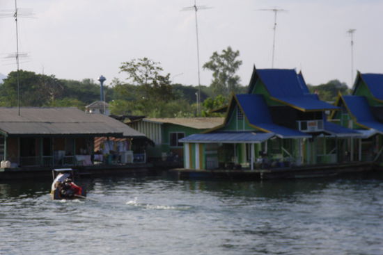 gibt es hier unzaehlige... auf dem river gebaute haeuser