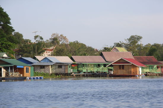 von einem boot (heftigst uebertrieben, eher ein becken)aufgenommen. Sicht auf mein Bungalow, ein gruenes...