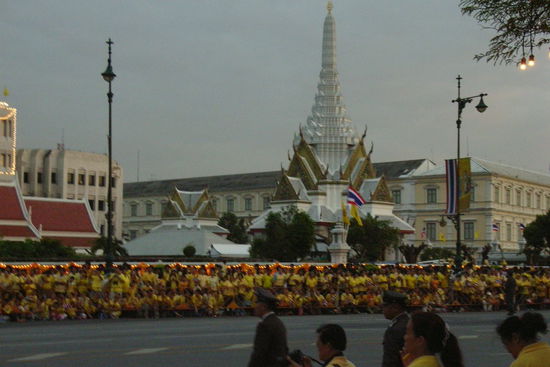 noch in bankgkok, die ganze stadt feiert den geburtstag von koenig buhimbol (rama IX)