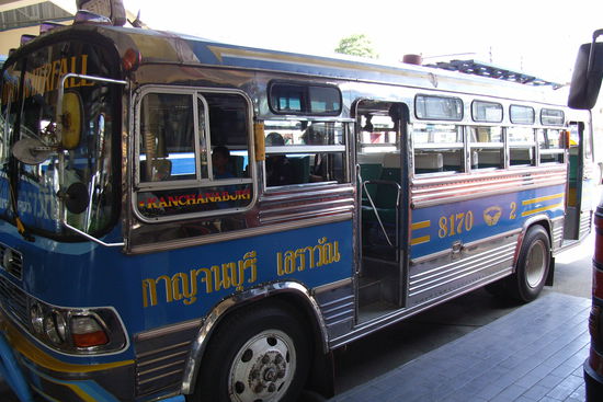 die busse ohne air condition sind meist sehr farbenfroh, wobei dieses exponat wirklich ein prachtstueck ist.