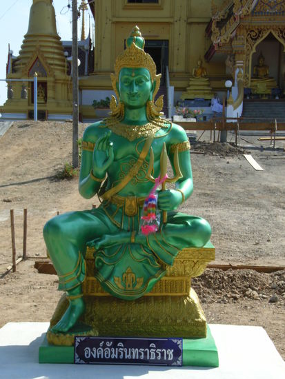 in nakhon sawahn auf einem huegel mit herrlicher rundsicht. gruene buddhas sollen dabei selten sein...