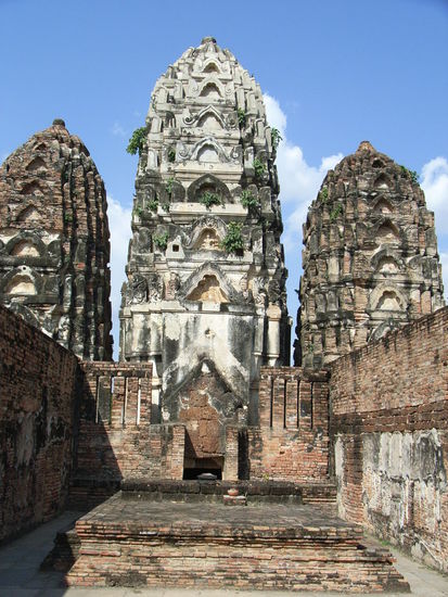 imposante tuerme in der altstadt sukhothais.