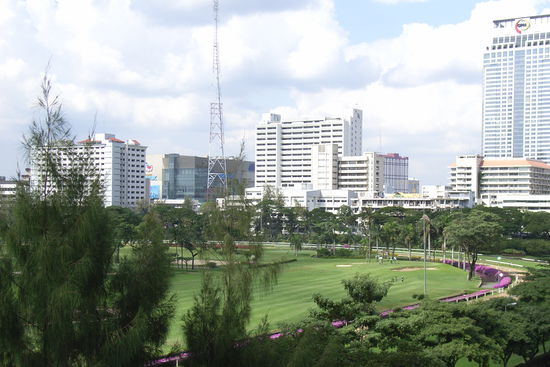 ein modernes geschaeftsquartier in bangkok, im vordergrund die pferderennbahn.