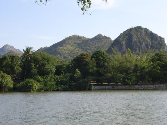 die ersten berge, fuer schweizer wohl eher huegel, die ich in thailand gesehen habe.