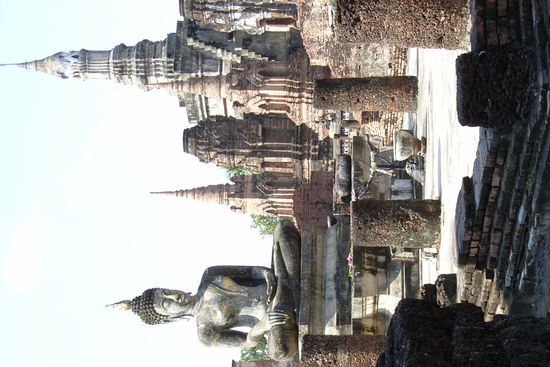 eine prachtvolle buddha statue, leider wiedereinmal verkehrt. doch ihr koennt sie ja in gedanken drehen.