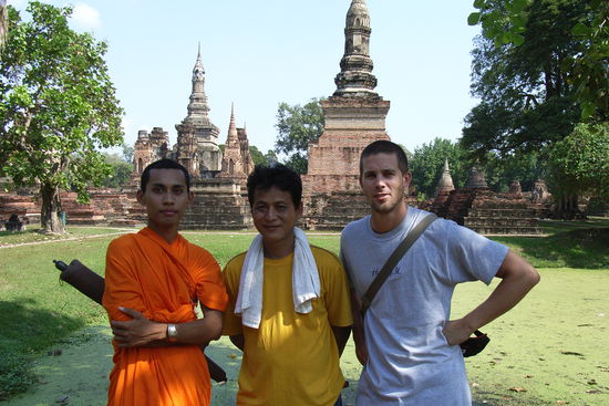ein sehr aufgeschlossener, intressierter und reisefreudiger moench mit seinem freund aus burma. rechts remy - le figaro