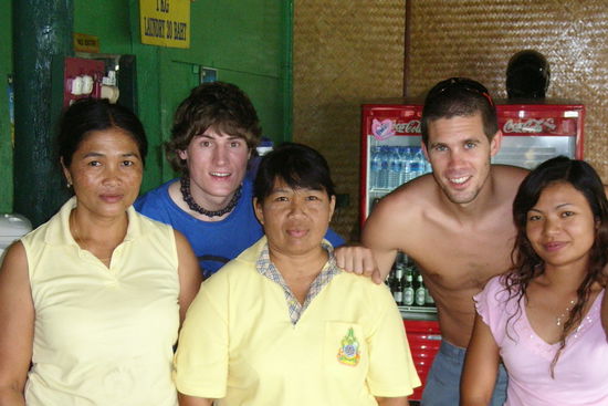 vor dem besuch beim figaro. der abschied vom tollen guesthouse team (riverside guesthouse) in kanchanaburi. zu unserem abschied haben sie uns sogar ein abschiedsessen gekocht 