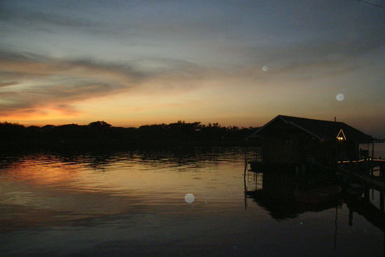 solche impressionen konnte ich jeden abend  geniessen. von der veranda aus in kanchanaburi und das nach bangkok... einfach der hammer!!!!